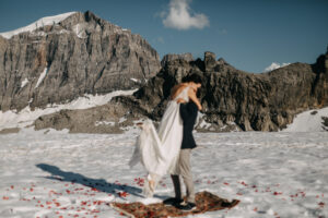 wedding couple in front of mountains, wedding in austrian alps