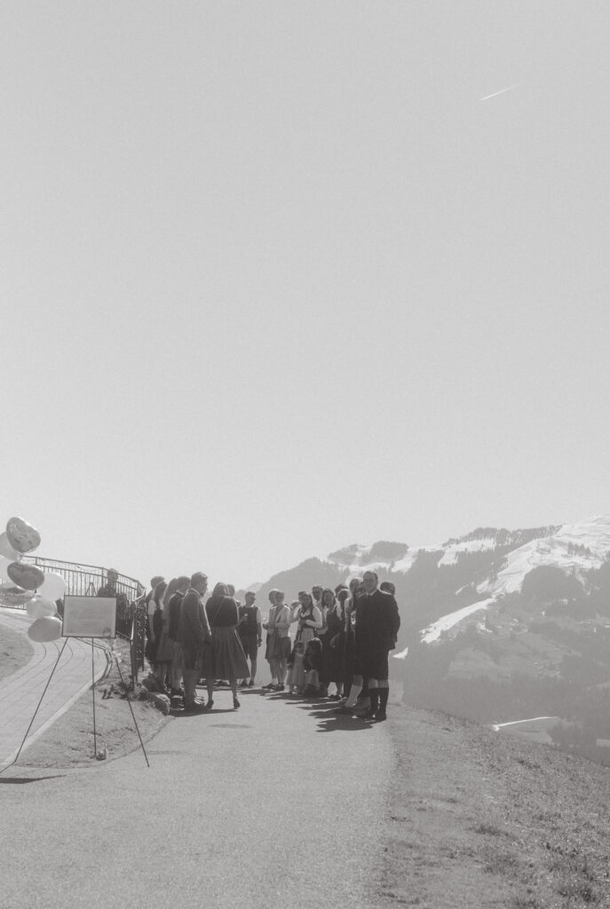 Gäste versammeln sich mit Blick auf das Panorama – freie Trauung in den Bergen von Kitzbühel

