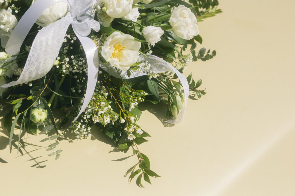 Nahaufnahme eines Brautstraußes mit weißen Blumen – natürliche Blumendeko für eine Hochzeit in Kitzbühel
