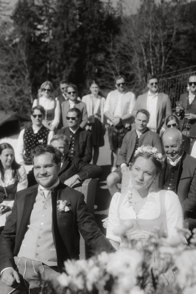 Brautpaar in Tracht bei der Feier in einer Almhütte – Hochzeit in Kitzbühel mit traditionellem Charme