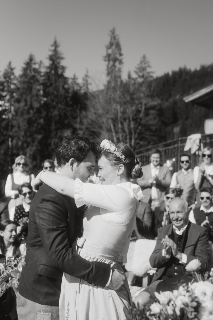 Brautpaar in Tracht bei der Feier in einer Almhütte – Hochzeit in Kitzbühel mit traditionellem Charme