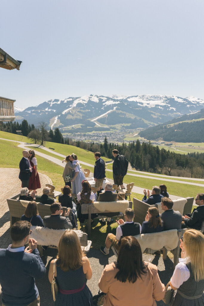Standesamtliche Trauung im Freien mit Bergen im Hintergrund – Alpenhochzeit in Kitzbühel
