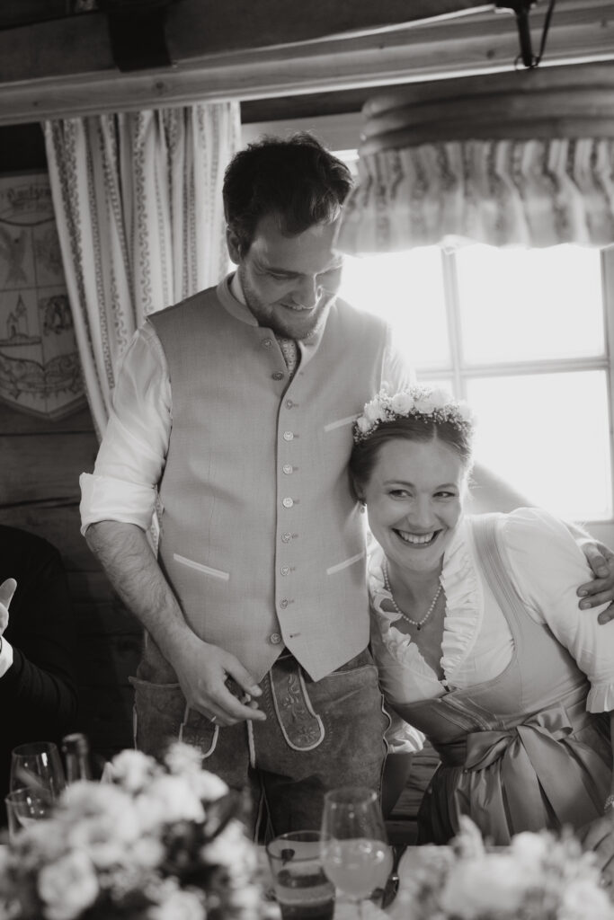 Brautpaar in Tracht bei der Feier in einer Almhütte – Hochzeit in Kitzbühel mit traditionellem Charme