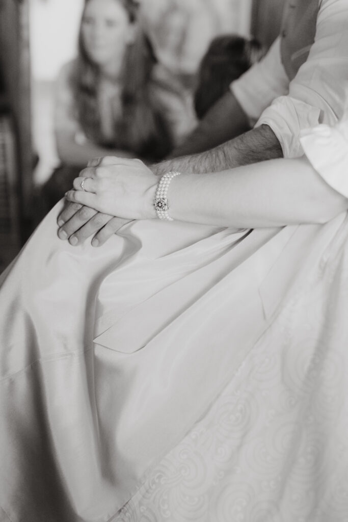 Detailaufnahme: Bräutigam hält liebevoll die Hand der Braut – emotionale Hochzeitsmomente in Kitzbühel