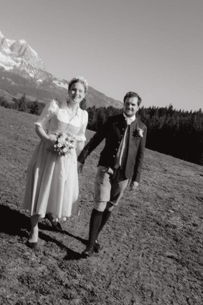 Brautpaarshoot auf Wiese in Kitzbühel